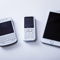 スマホとガラケーの比較の写真