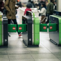 駅の改札機の進入禁止側からの撮影風景の写真
