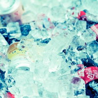 氷に入ったカラフルなドリンク、複数本の冷えた飲料水の写真