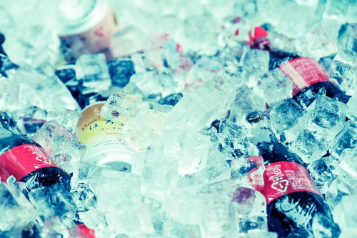 氷に入ったカラフルなドリンク、複数本の冷えた飲料水