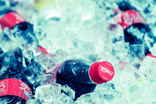 キンキンに冷えた氷漬けペットボトル、赤いキャップの清涼感