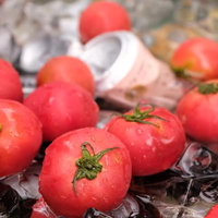 氷で冷やしたトマト、夏の食卓を彩る新鮮野菜の写真