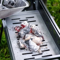 バーベキューグリルに木炭を入れて火を起こす準備の写真