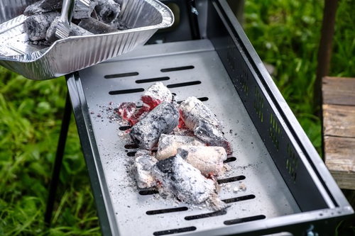 バーベキューグリルに木炭を入れて火を起こす準備