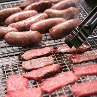 炭火で焼く網焼きBBQ、ソーセージと飛騨牛の写真