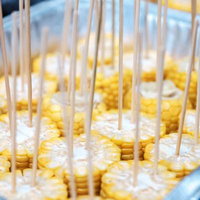 串がささったとうもろこし、BBQ用の食材の写真