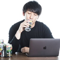 缶チューハイを飲みながらストロングゼロで匿名ダイアリーに書き込むネラーの写真