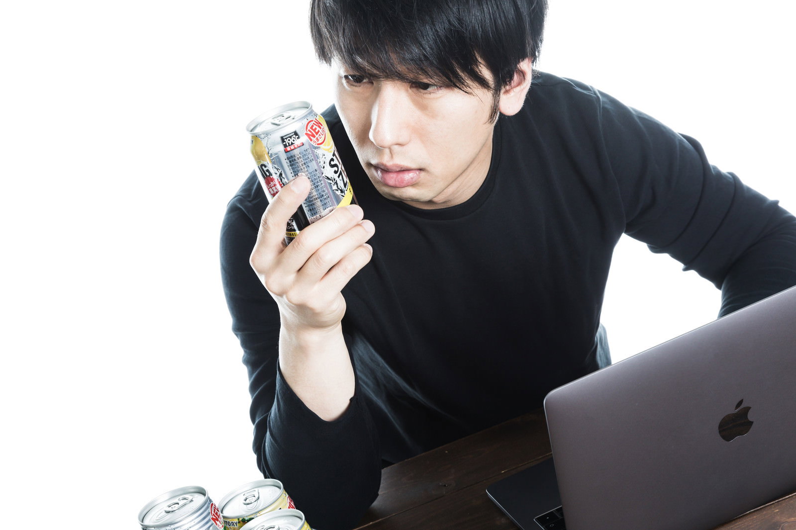 ストロングゼロの缶を見つめる男性［モデル：大川竜弥］