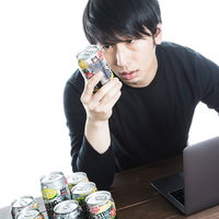 缶チューハイだけが友達さ、深夜デスクでの孤独な残業の写真