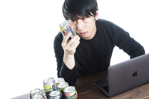 缶チューハイだけが友達さ、深夜デスクでの孤独な残業