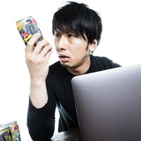 ストロングゼロを凝視する男の写真