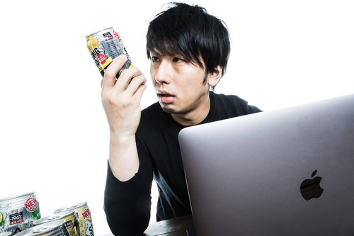 ストロングゼロを凝視する男