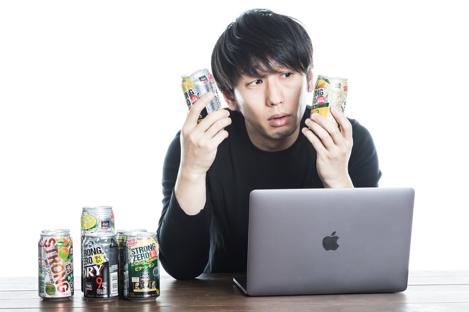 缶チューハイを顔に押し当てる酔っ払いの男性［モデル：大川竜弥］