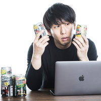 「お前らより俺のほうがストロングだけど？」と話しかける酔っ払いの写真