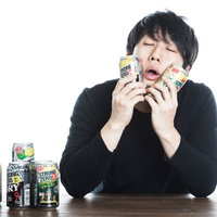 秘技・缶チューハイぱふぱふを両手に持つ男性の写真