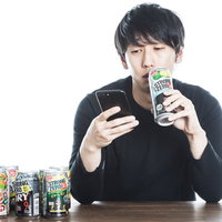 缶チューハイを飲みながら廃課金するソシャゲユーザーの男性の写真