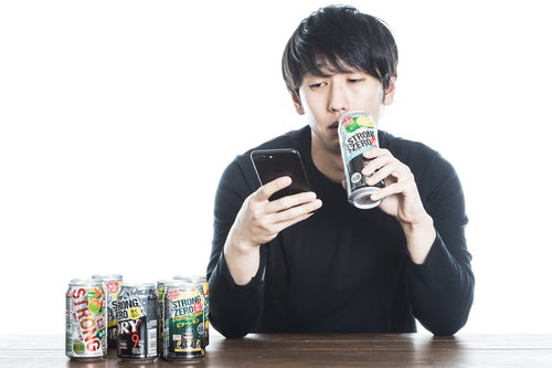 缶チューハイを飲みながら廃課金するソシャゲユーザーの男性