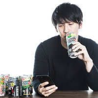 宅飲み相手が見つからずストロングゼロを飲む男性の写真