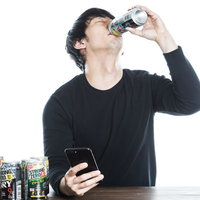 リツイートが伸びずやけ酒するパクツイ常習犯の男性の写真