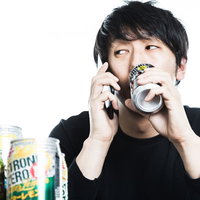 昼間から缶チューハイを飲みながらクライアントにリスケを伝えるダメフリーランスの写真