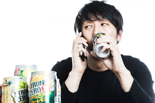 昼間から缶チューハイを飲みながらクライアントにリスケを伝えるダメフリーランス