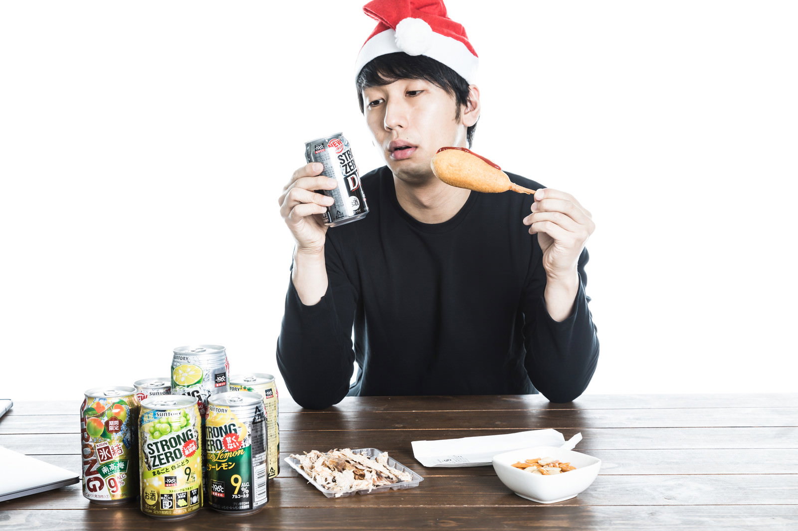 サンタ帽姿でストロングゼロを抱える男性［モデル：大川竜弥］