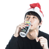 あたりめを肴に乾杯するクリぼっちの写真