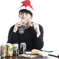 クリスマス一緒にすごすはずだった元カノに思いを馳せる、サンタ帽姿の男性の写真