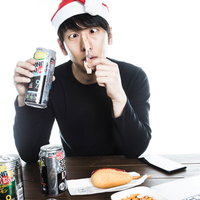 サンタ帽をかぶった男性がストロングゼロとあたりめで一人クリスマスの写真