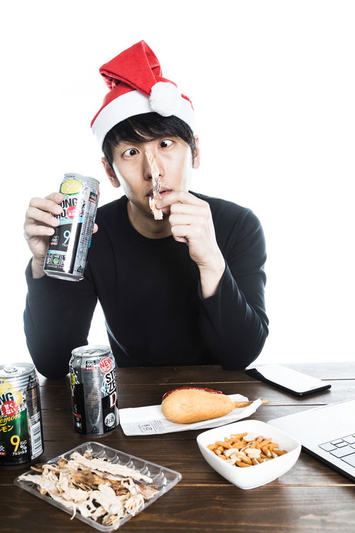 サンタ帽をかぶった男性がストロングゼロとあたりめで一人クリスマス