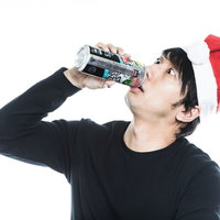 ストロングゼロで効率よく酔える缶チューハイを飲む男性の写真