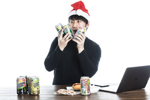 ほしいものリストから届いた缶チューハイを両手に喜ぶ男性