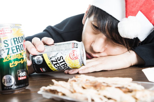 クリスマスに失恋で項垂れるストロングゼロの男性