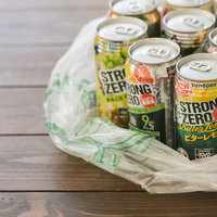 交流会で買った大量の缶チューハイをエコバッグに詰めた様子の写真