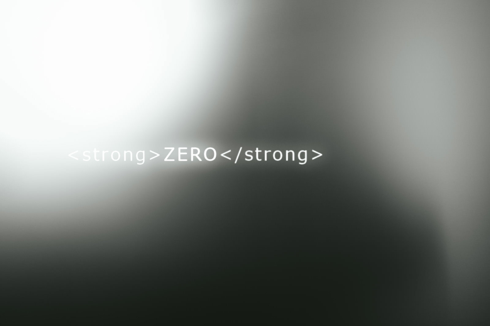黒画面に表示されたHTMLタグとZEROの文字