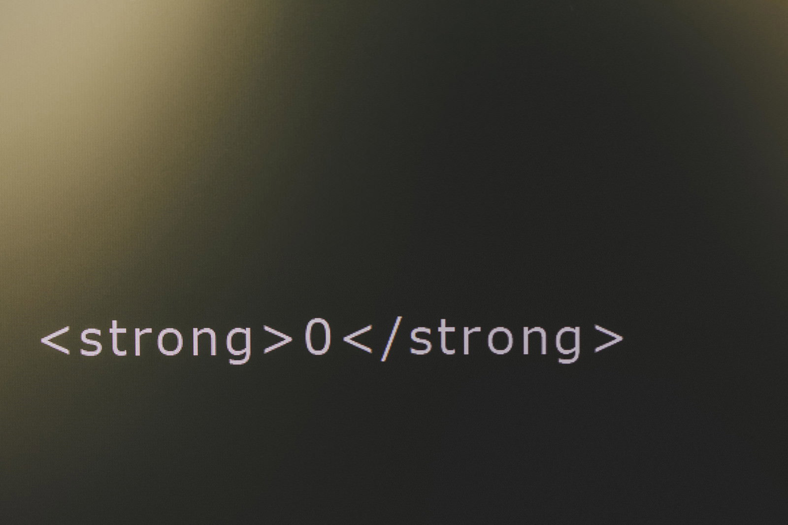 HTMLのstrongタグでストロングゼロのパロディ