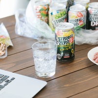 プログラムのバグの悩みも飲んで忘れようと缶チューハイで乾杯の写真