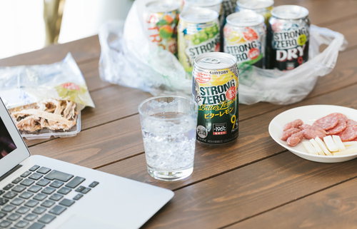 プログラムのバグの悩みも飲んで忘れようと缶チューハイで乾杯