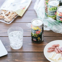 開発が捗る魔法のドリンク、ストロングゼロとおつまみの写真