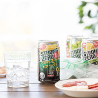 ストロングゼロの缶チューハイをロックグラスに注いだ宅飲みシーンの写真