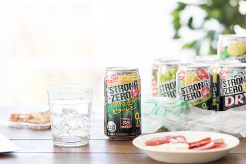 ストロングゼロの缶チューハイをロックグラスに注いだ宅飲みシーン