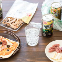 ひとりガーデンパーティのおつまみとストロングゼロの写真