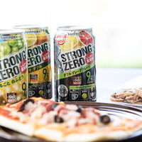 おつまみと缶チューハイ3本のテーブルシーンの写真