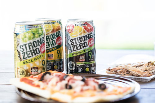 おつまみと缶チューハイ3本のテーブルシーン