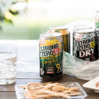 今日はストロングゼロで飲み会、木製テーブルに缶チューハイとおつまみの写真