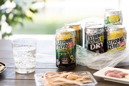 今日はストロングゼロで飲み会、木製テーブルに缶チューハイとおつまみ