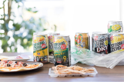 休日は昼間からストロングタイム。テーブルに並ぶ缶チューハイとおつまみ