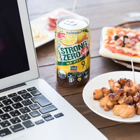 開発中の缶チューハイは1本まで、エンジニアの打ち上げデスクの写真
