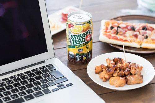 開発中の缶チューハイは1本まで、エンジニアの打ち上げデスク