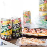 開発しながらの飲み会、ストロングゼロとピザの写真